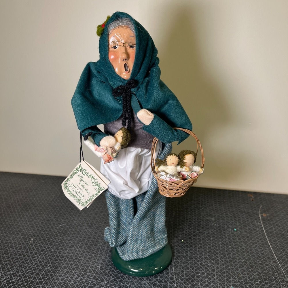 Byers Choice Caroler Old Woman Cries of London Doll Seller, Basket, Glasses